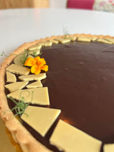 Charger l&#39;image dans la galerie, tarte chocolat fruit de la passion caramel chopine pâtisserie
