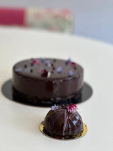 Charger l'image dans la galerie, Mousse_chocolat_cassis_camerise_patisserie_tetreaultville