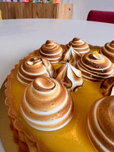 Charger l'image dans la galerie, Tarte au citron meringue torchée Chopine Pâtisserie Montréal