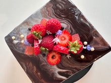 Charger l&#39;image dans la galerie, GÂTEAU MOUSSE CHOCO ET FRAISE
