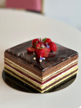Charger l&#39;image dans la galerie, GÂTEAU MOUSSE CHOCO ET FRAISE
