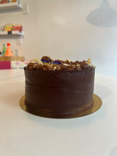 Charger l&#39;image dans la galerie, gâteau au chocolat praliné noisette amande chopine pâtisserie Est de Montréal
