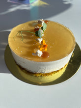 Charger l&#39;image dans la galerie, Gâteau au fromage mousse poire caramel Chopine Pâtisserie
